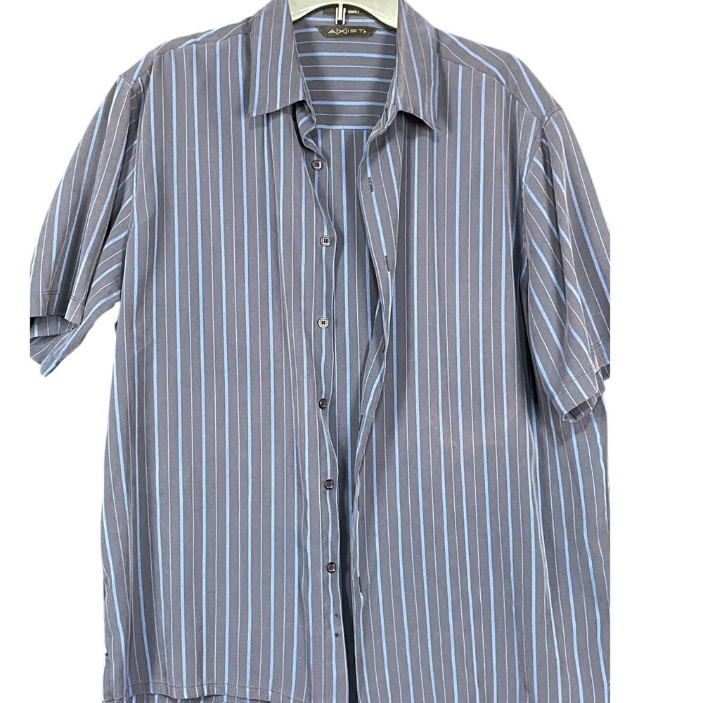 Axist brand men's front button open collar tail out comfort shirt  size L